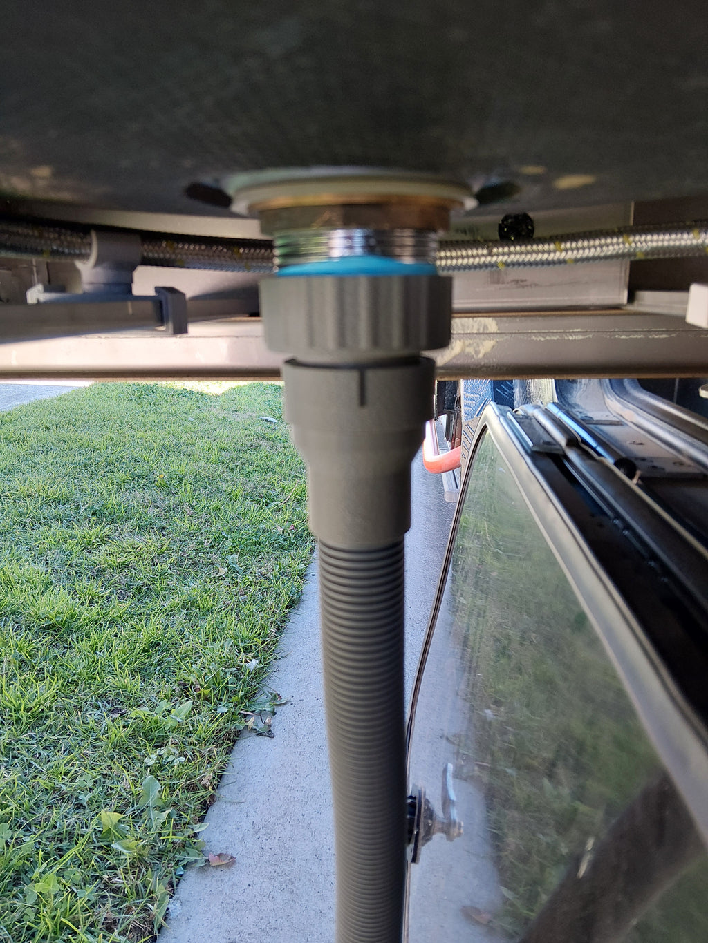 Quick connect waste fitting for slide out kitchen including 1m of hose